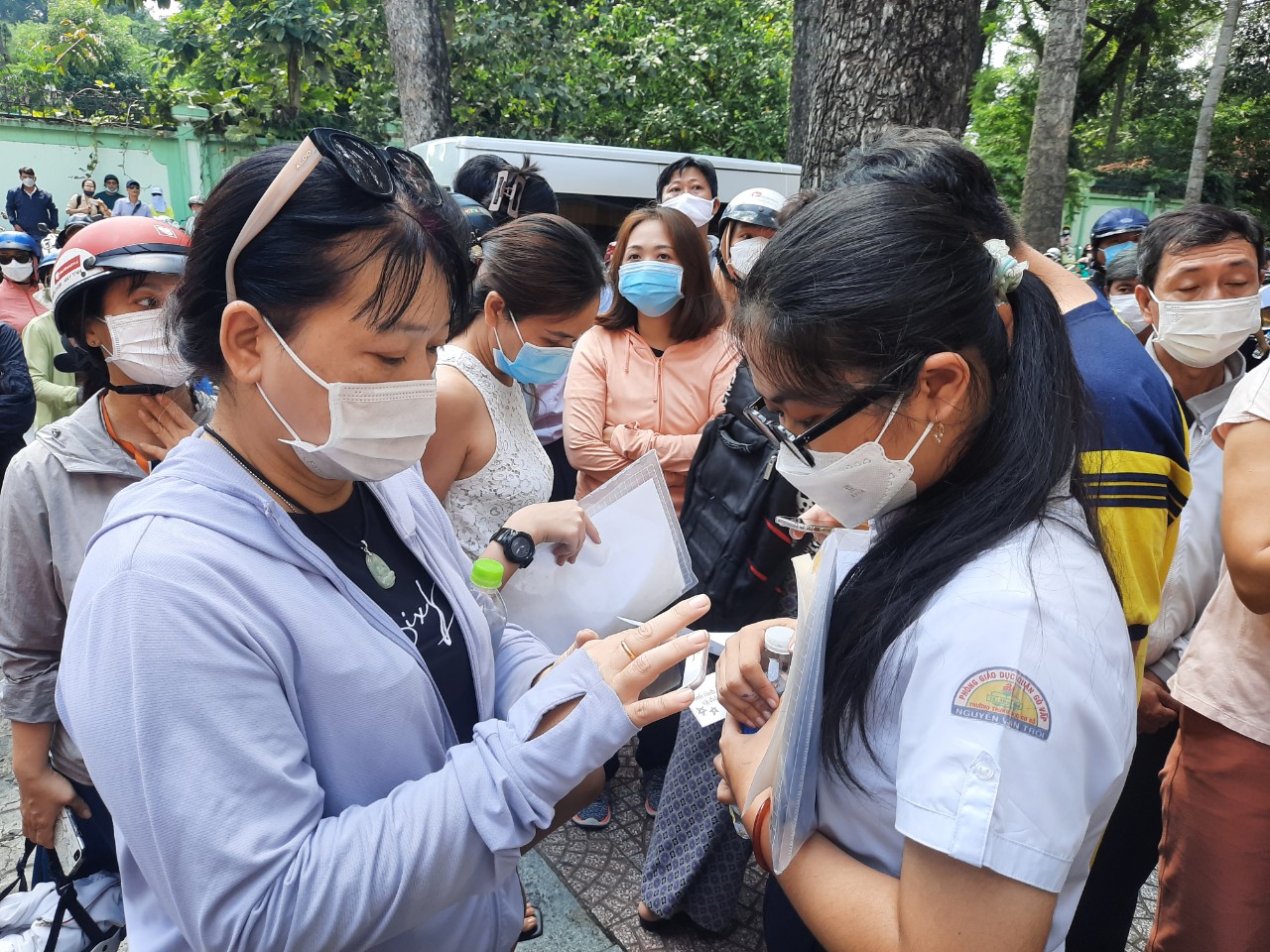 Kết th&uacute;c kỳ thi lớp 10 tại TP HCM: Th&iacute; sinh tự tin, phụ huynh phấn khởi - Ảnh 4.