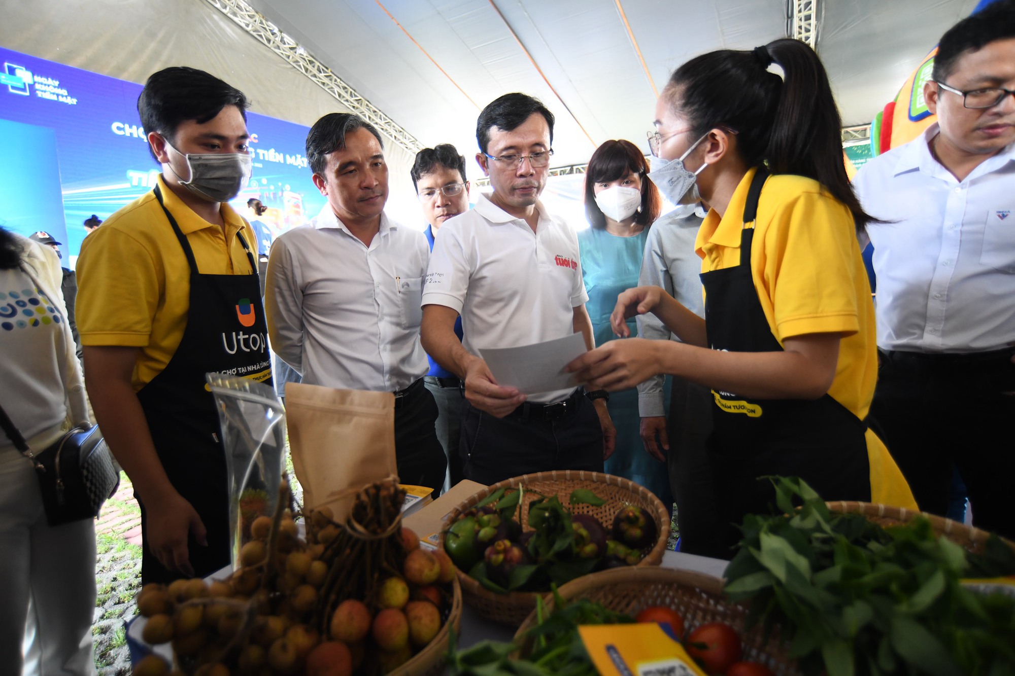 Công nhân hào hứng săn ưu đãi, quẹt thẻ tại Chợ phiên không tiền mặt