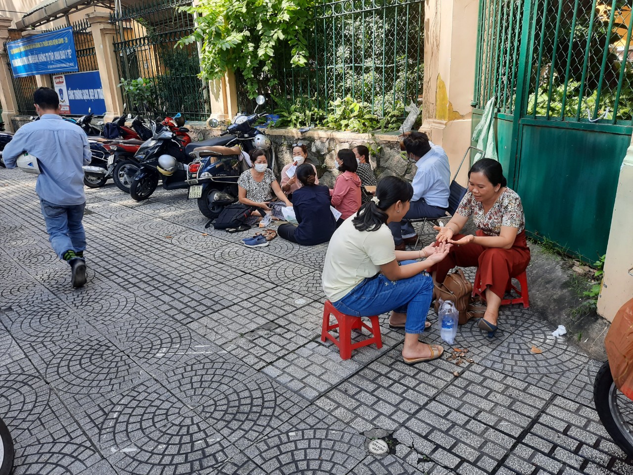 Kết th&uacute;c kỳ thi lớp 10 tại TP HCM: Th&iacute; sinh tự tin, phụ huynh phấn khởi - Ảnh 3.