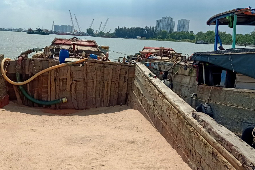 TP HCM: Tạm giữ 2 phương tiện vận chuyển cát trái phép