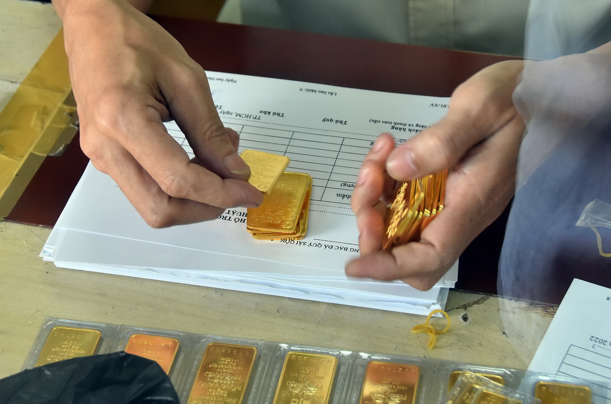 Đua nhau b&aacute;n, gi&aacute; v&agrave;ng SJC bất ngờ &ldquo;bốc hơi&rdquo; cả triệu đồng/lượng - Ảnh 1.