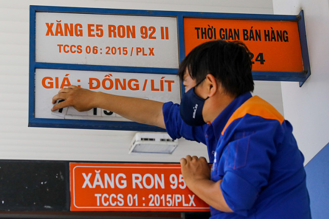 Giá xăng tăng mạnh, vượt mốc 32.000 đồng/lít