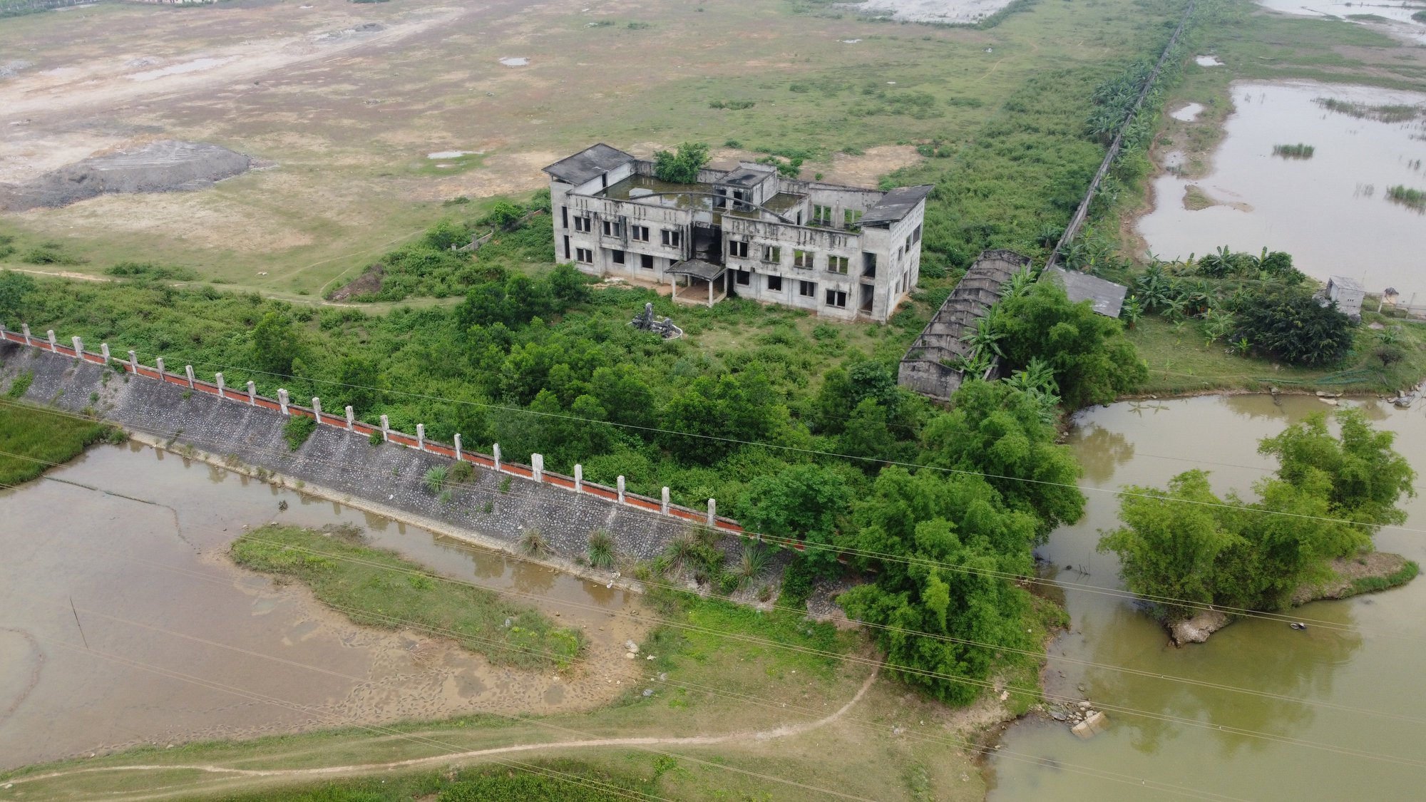 Nhà máy xi-măng 5.000 tỉ đồng bỏ hoang thành bãi chăn trâu, bò - Ảnh 14.