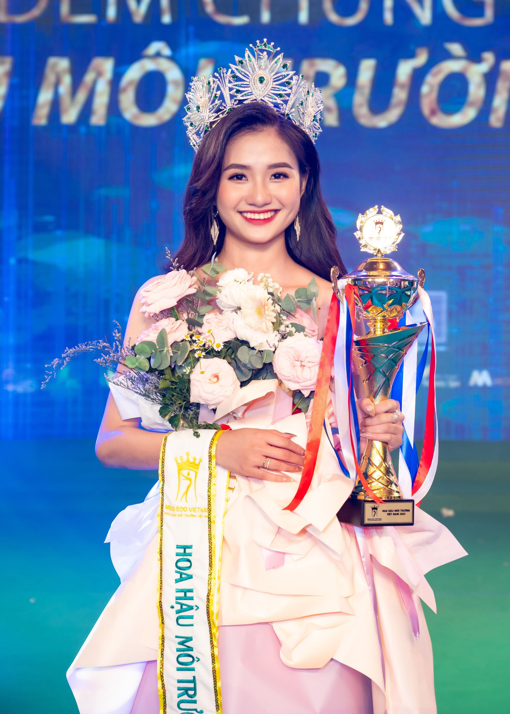 Nữ sinh Bến Tre đăng quang Hoa hậu M&ocirc;i trường Việt Nam 2022 - Ảnh 3.
