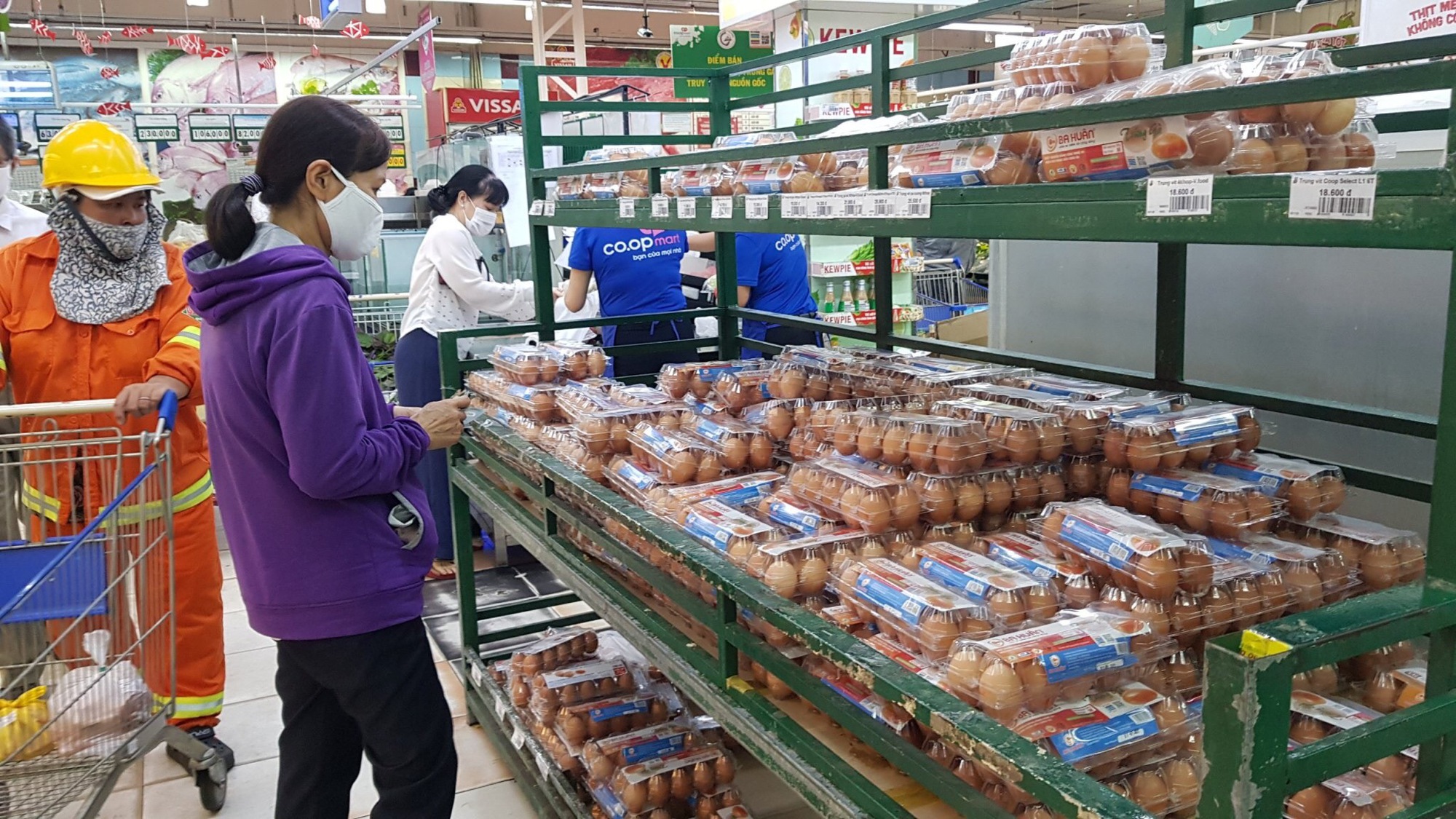 Giá xăng giảm, vì sao một số mặt hàng ở TP HCM chưa giảm giá?