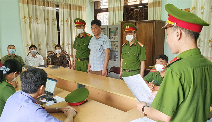 Để "lâm tặc" chặt phá gỗ nghiến trị giá 7 tỉ đồng, 2 cán bộ quản lý rừng bị khởi tố