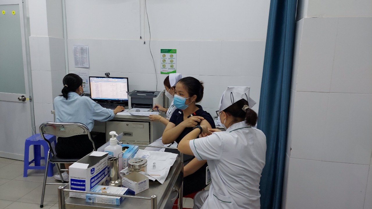TP HCM: Người dân tiêm nhắc vắc-xin phòng Covid-19 ở đâu?