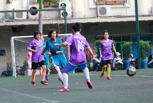 Đến lượt người làm báo so giày