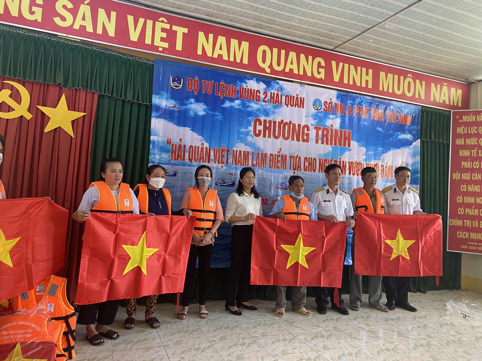 Vùng 2 Hải quân trao cờ Tổ quốc tại Trà Vinh - Ảnh 1.