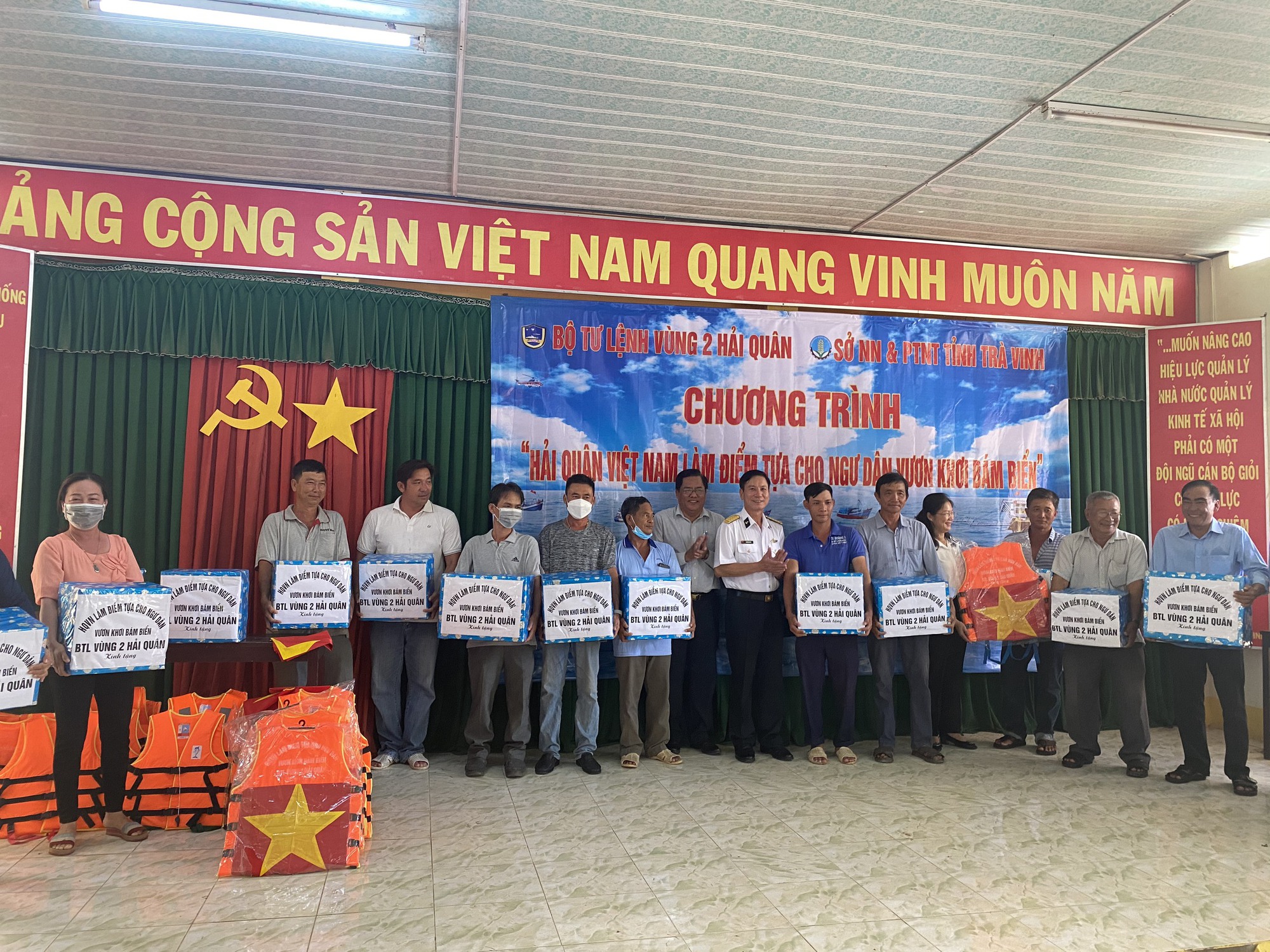 Vùng 2 Hải quân trao cờ Tổ quốc tại Trà Vinh - Ảnh 2.