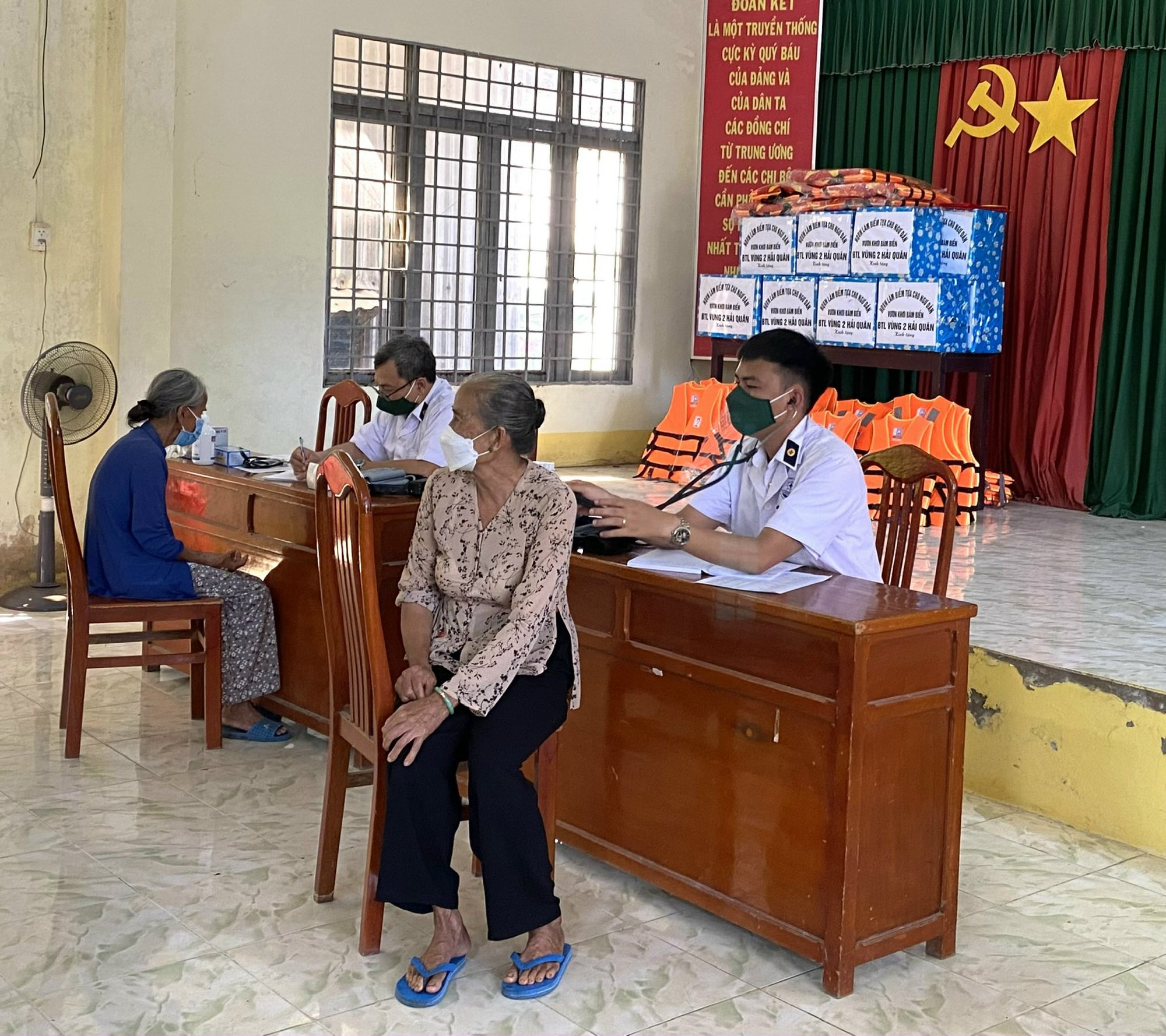 Vùng 2 Hải quân trao cờ Tổ quốc tại Trà Vinh - Ảnh 3.
