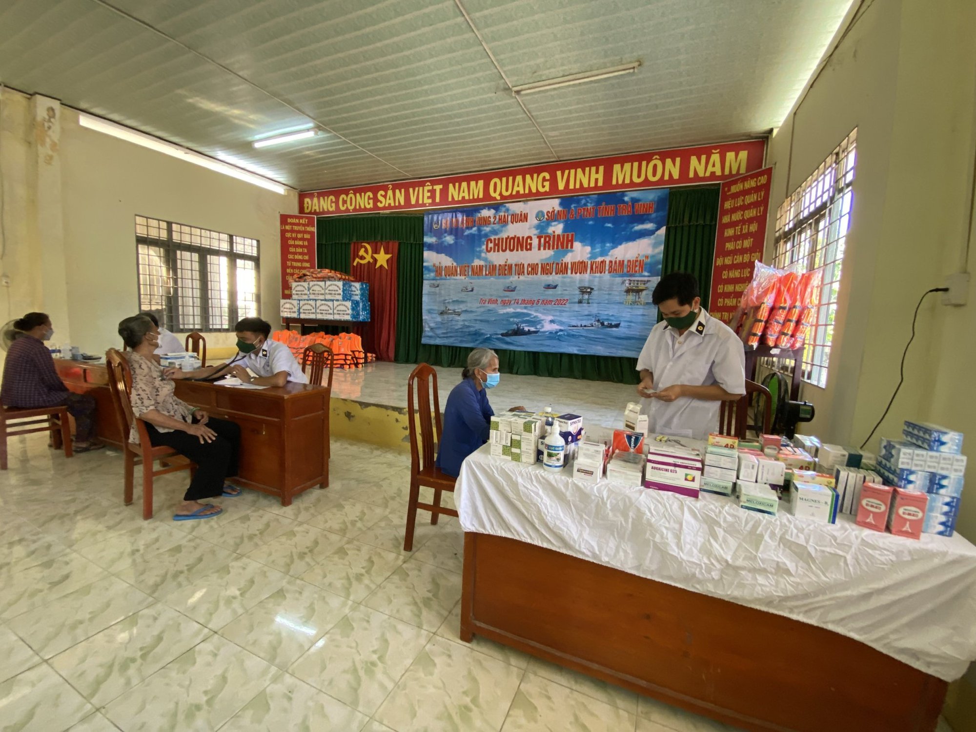 Vùng 2 Hải quân trao cờ Tổ quốc tại Trà Vinh - Ảnh 4.