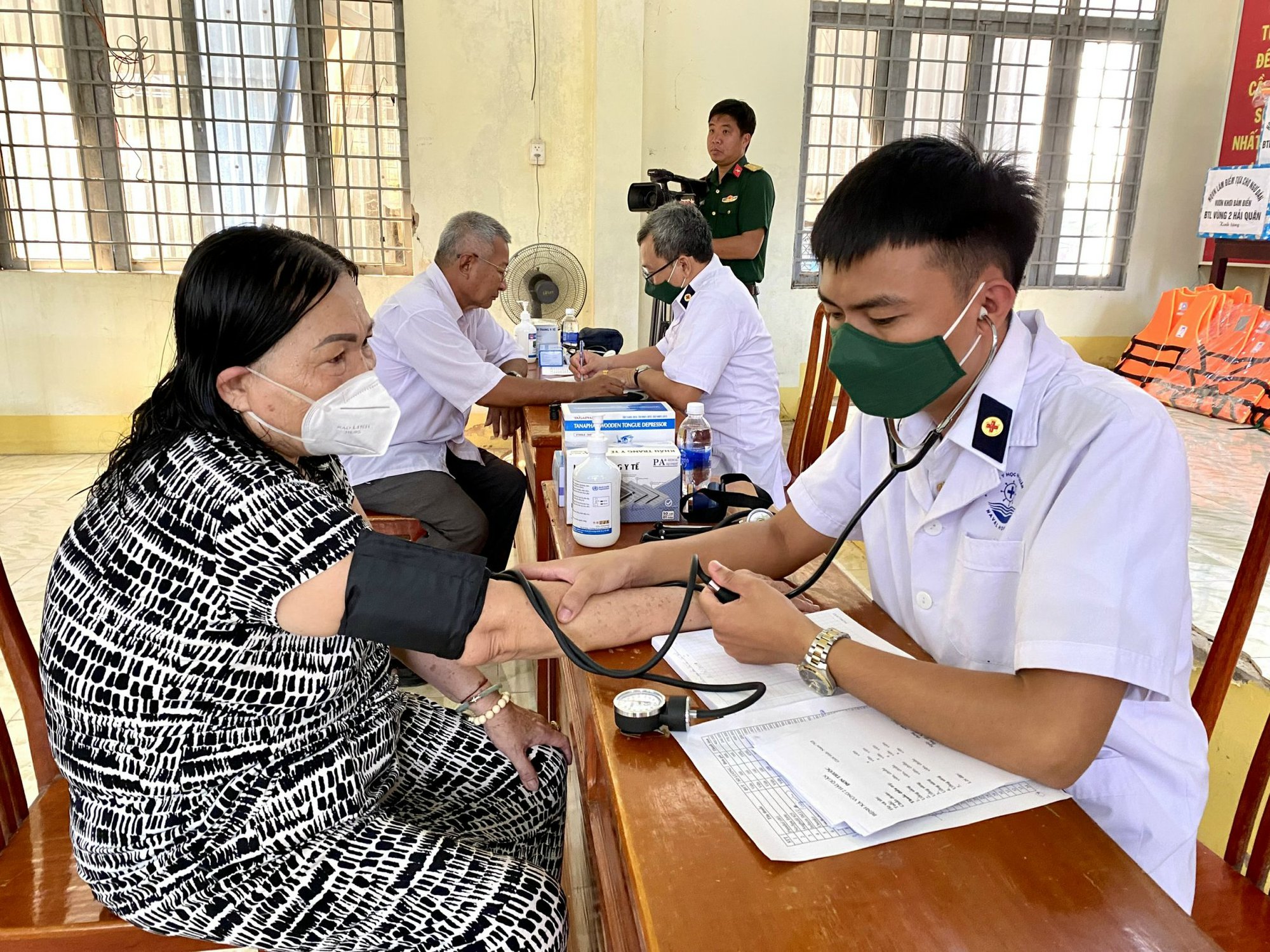 Vùng 2 Hải quân trao cờ Tổ quốc tại Trà Vinh - Ảnh 6.