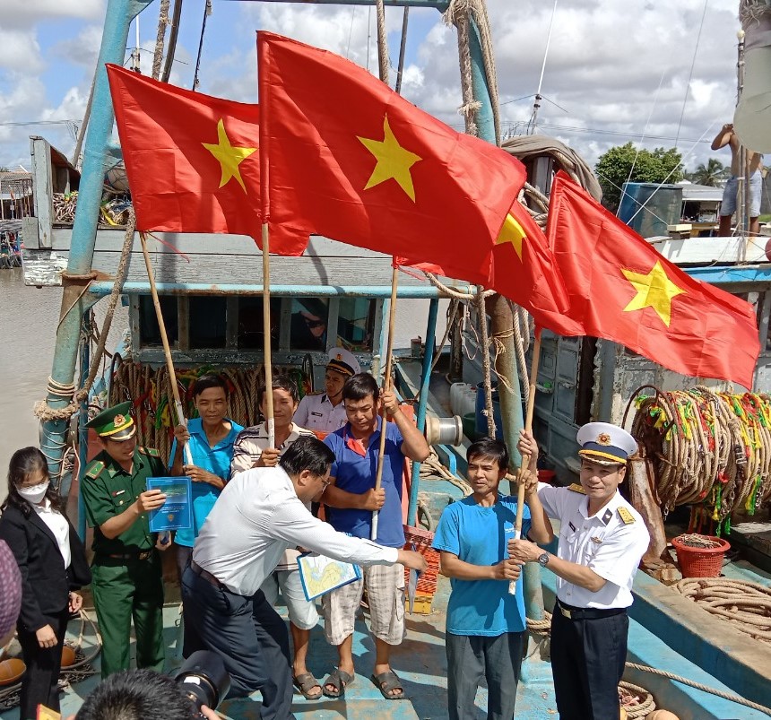 Vùng 2 Hải quân trao cờ Tổ quốc tại Trà Vinh - Ảnh 7.