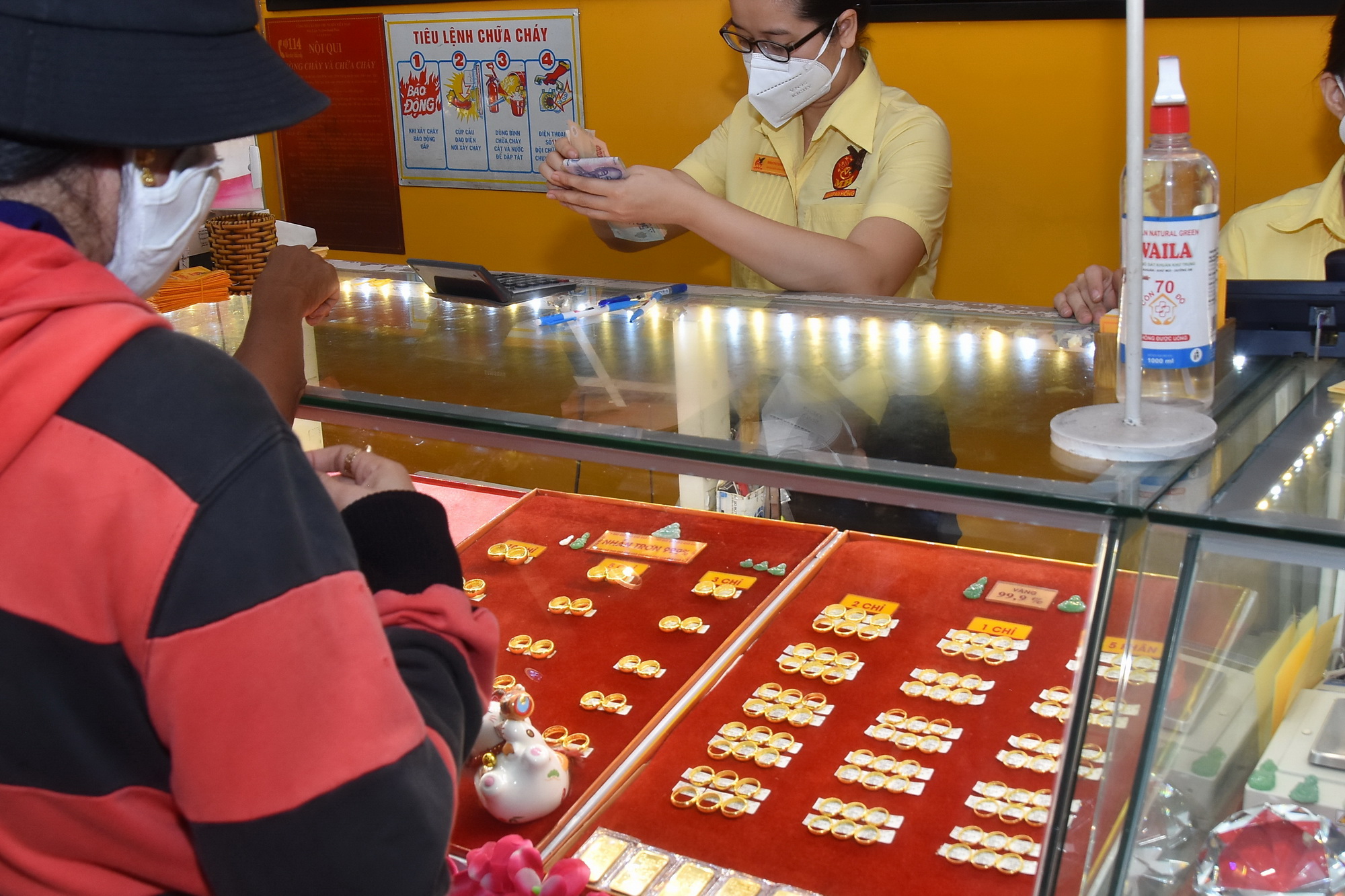 Gi&aacute; v&agrave;ng h&ocirc;m nay 14-6: USD tăng gi&aacute; dữ dội, v&agrave;ng lao dốc - Ảnh 1.