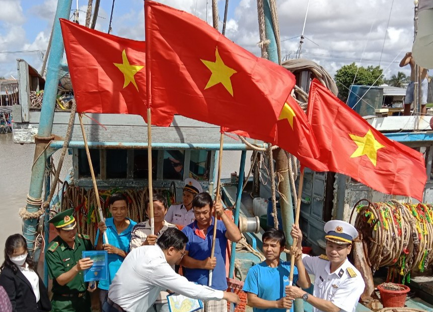 Vùng 2 Hải quân trao cờ Tổ quốc tại Trà Vinh