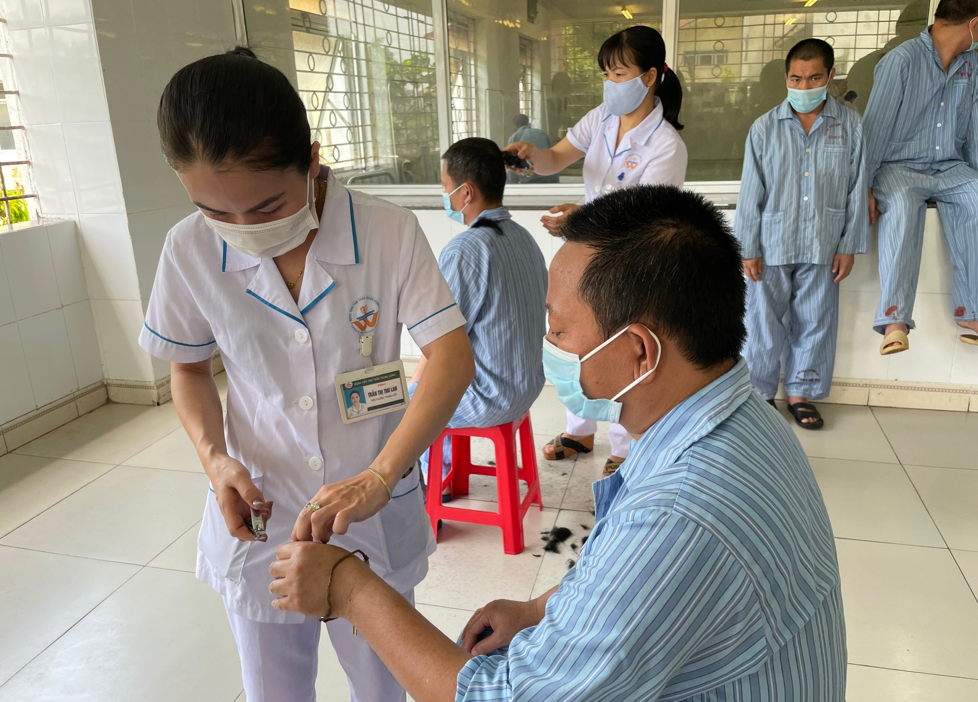 Kiến nghị về viện phí và lương cho nhân viên y tế