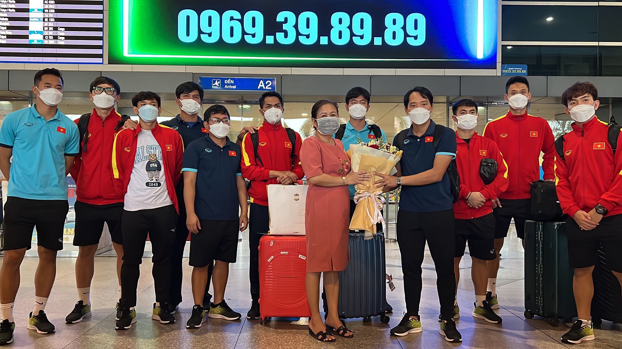 Người h&acirc;m mộ ch&agrave;o đ&oacute;n 11 cầu thủ U23 Việt Nam trở về TP HCM - Ảnh 2.