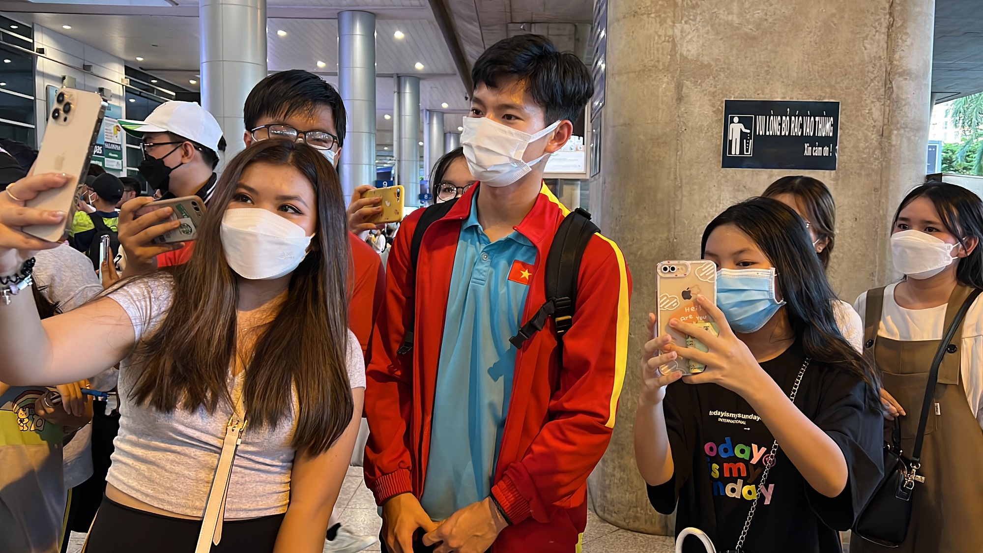 Người h&acirc;m mộ ch&agrave;o đ&oacute;n 11 cầu thủ U23 Việt Nam trở về TP HCM - Ảnh 4.