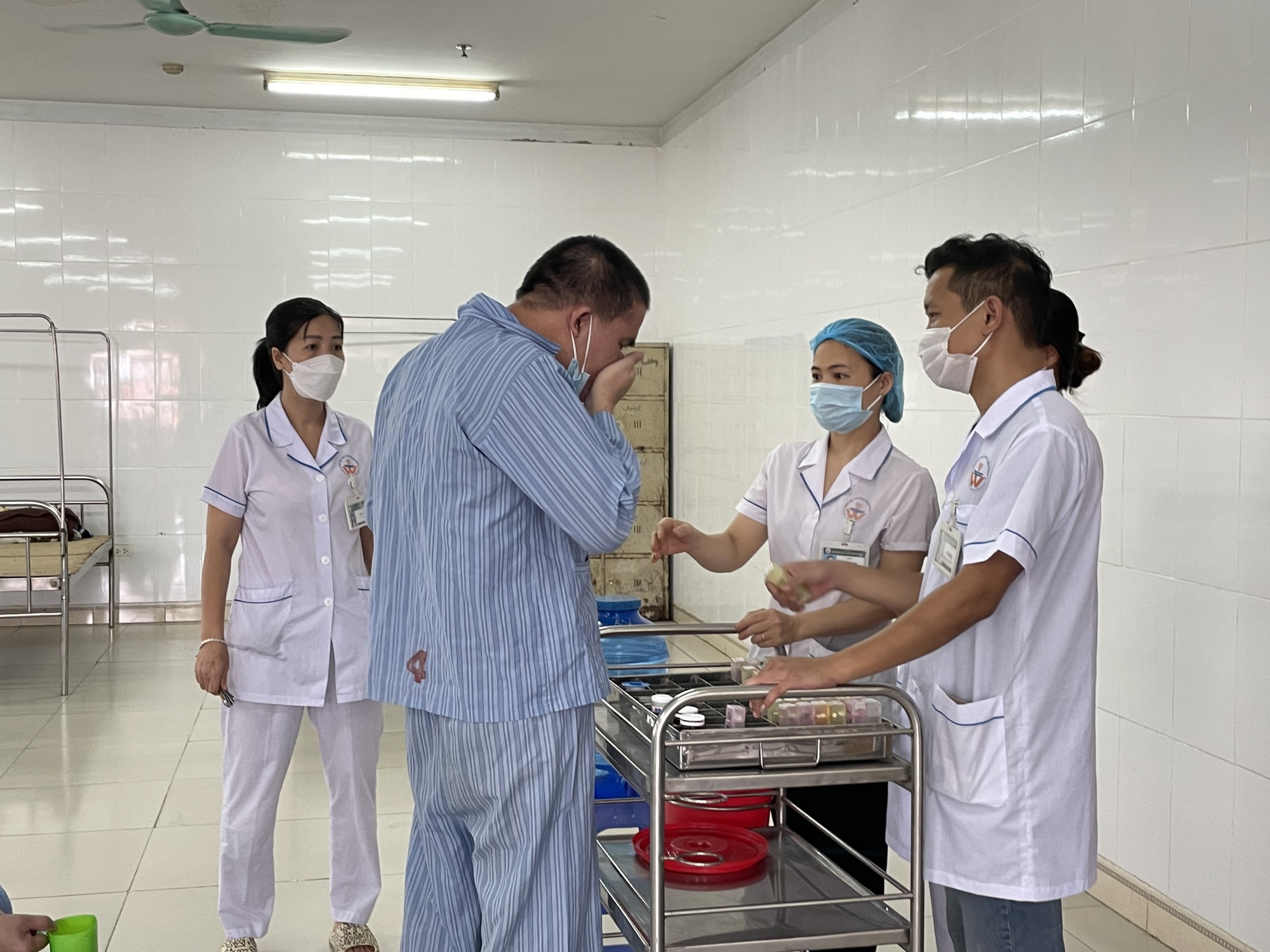 Kiến nghị về viện ph&iacute; v&agrave; lương cho nh&acirc;n vi&ecirc;n y tế - Ảnh 1.