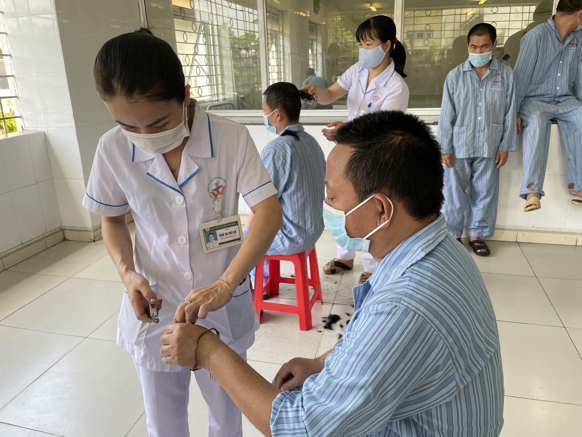 Kiến nghị về viện ph&iacute; v&agrave; lương cho nh&acirc;n vi&ecirc;n y tế - Ảnh 2.