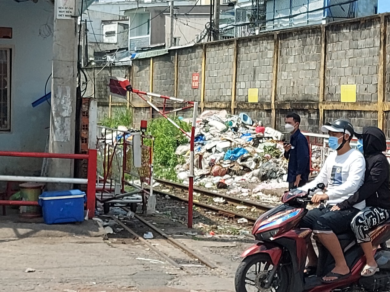 Choáng với bãi rác khổng lồ - Ảnh 1.