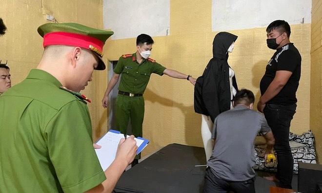 Cô gái xinh đẹp nghi bị bạn trai đánh tử vong: Khởi tố vụ án, thực nghiệm hiện trường - Ảnh 2.