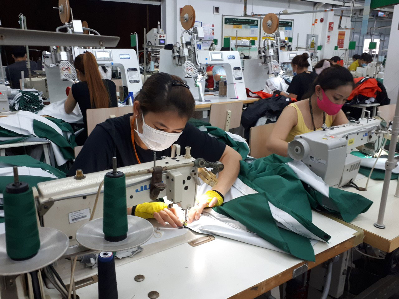 Bất ngờ với nghị định lương tối thiểu v&ugrave;ng mới - Ảnh 1.