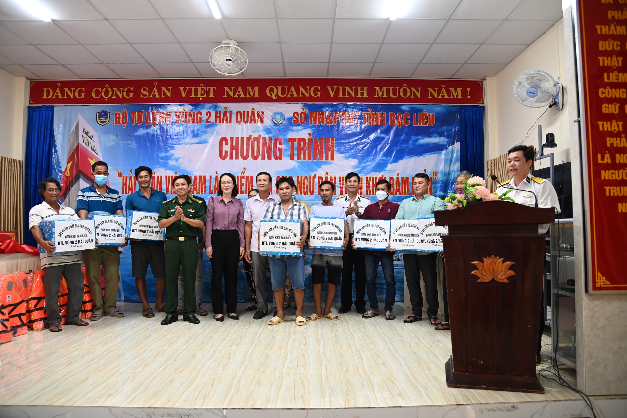 Vùng 2 Hải quân trao cờ Tổ quốc và áo phao cho ngư dân Bạc Liêu - Ảnh 2.