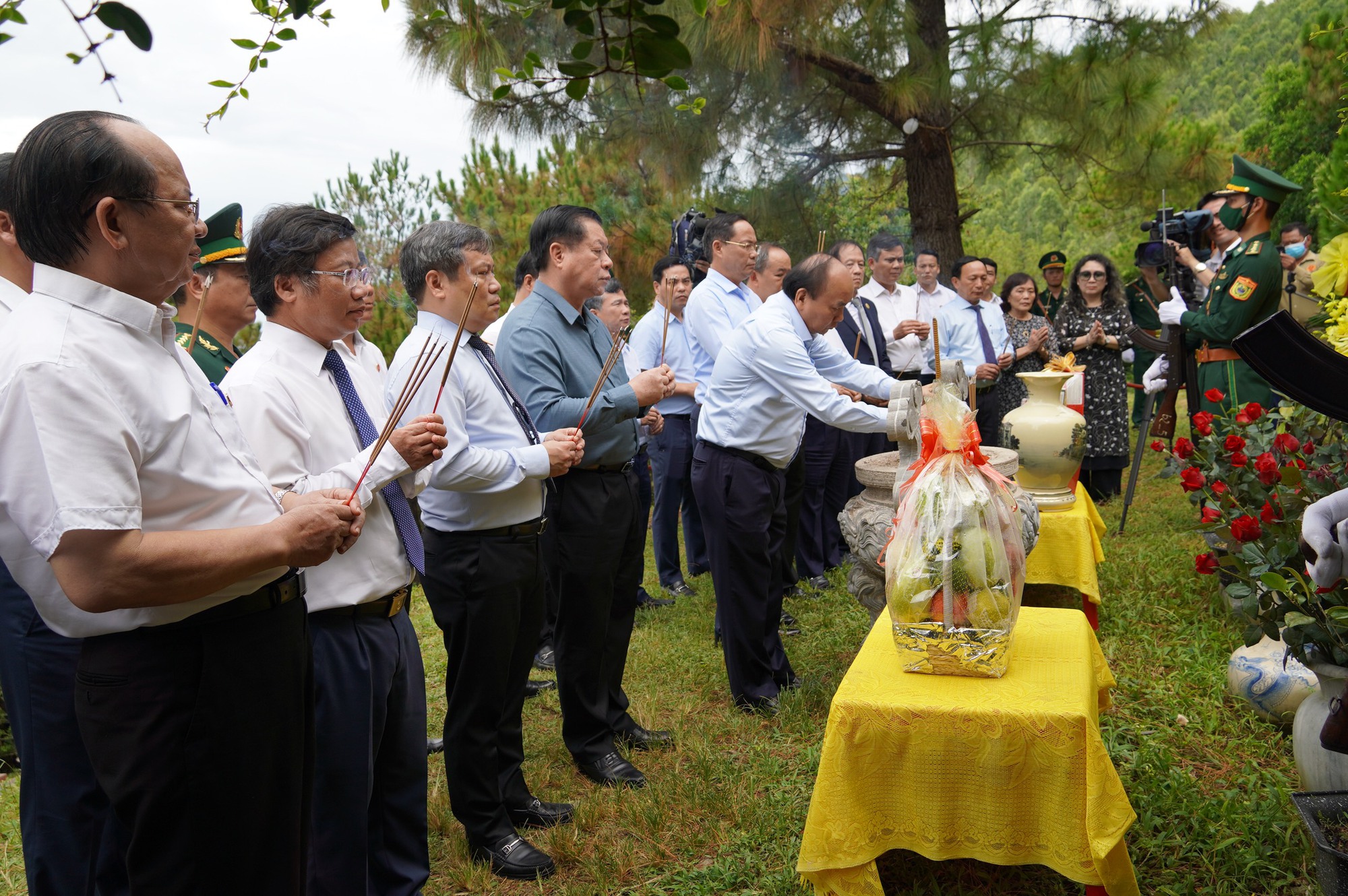 Chủ tịch nước Nguyễn Xuân Phúc dâng hương viếng mộ Đại tướng Võ Nguyên Giáp