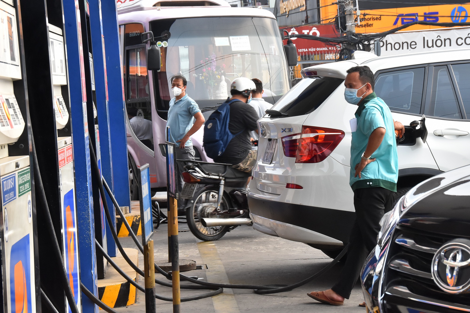Lo gánh nặng xăng, sách giáo khoa tăng giá