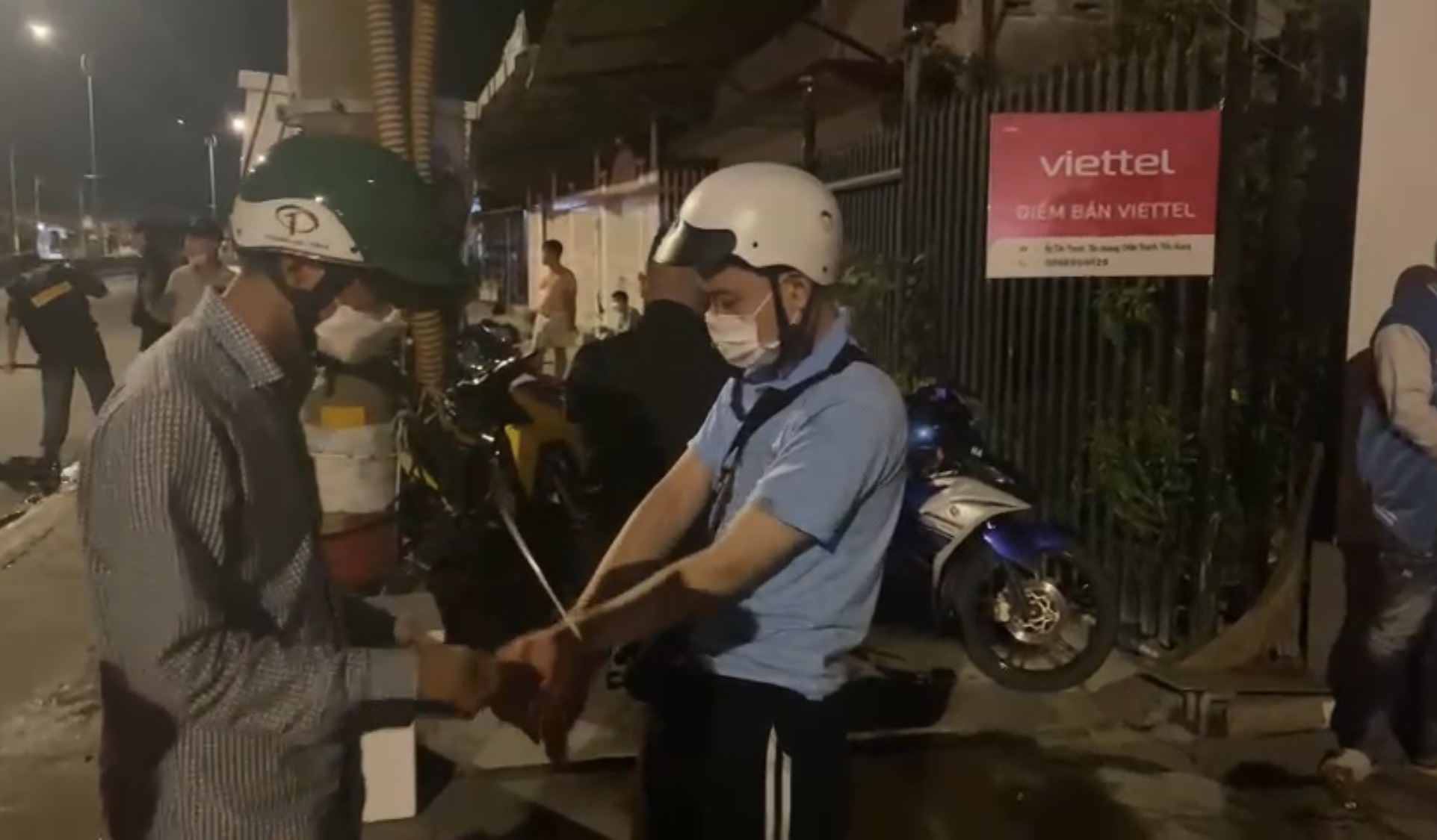 CLIP: Công an phục kích tóm được nhiều quái xế ở Tiền Giang - Ảnh 2.