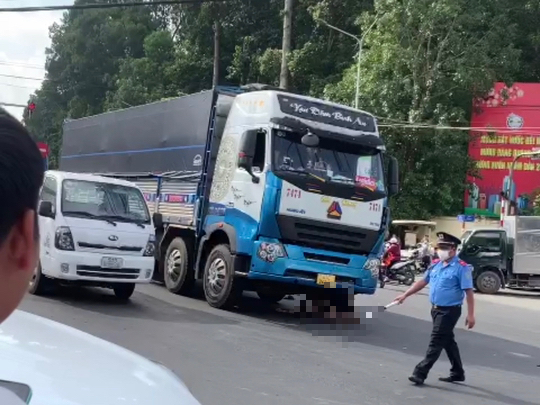 Cùng chồng đi khám bệnh, người vợ chết thảm dưới gầm xe tải
