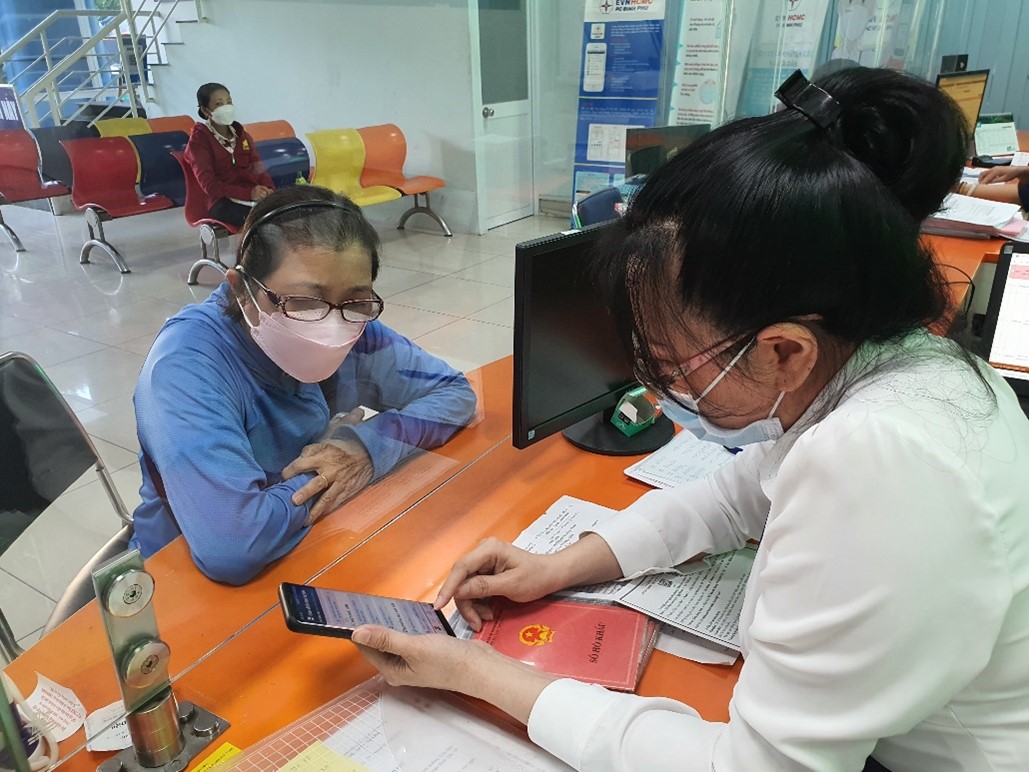 Người dân TP HCM thanh toán tiền điện không dùng tiền mặt