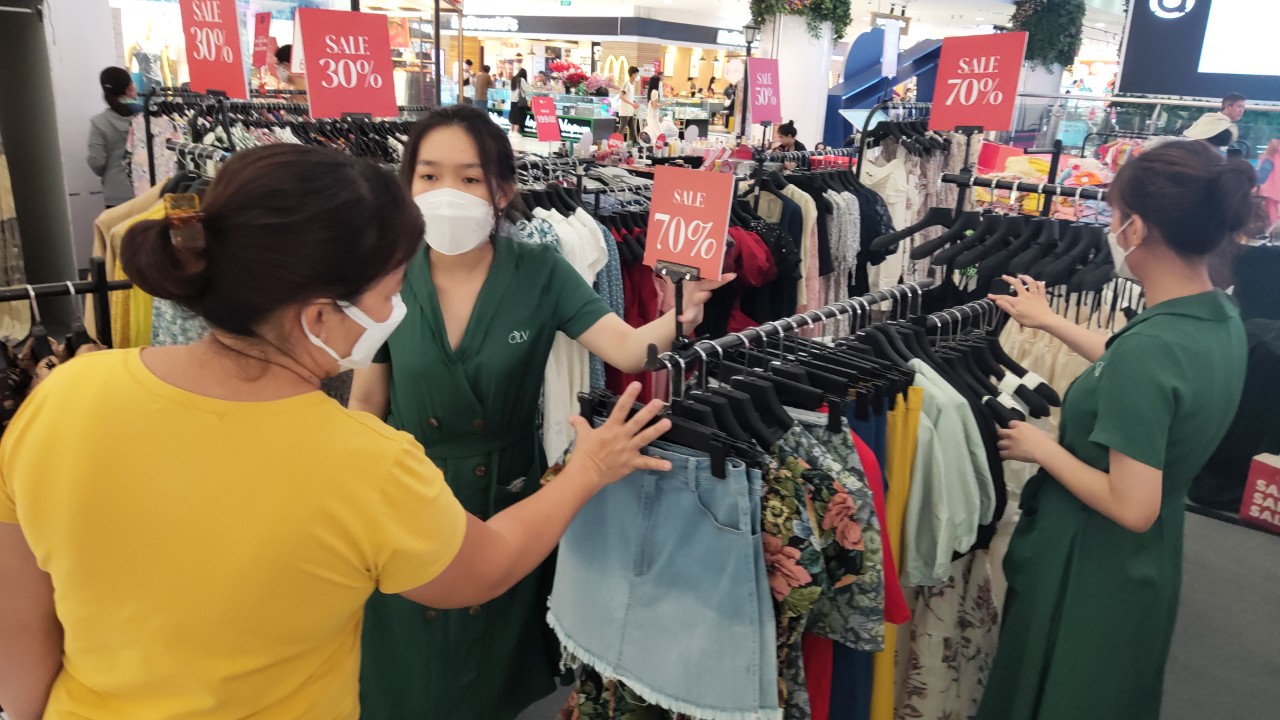 TP HCM: Nhiều trung tâm thương mại lớn tưng bừng khuyến mại đến 100%