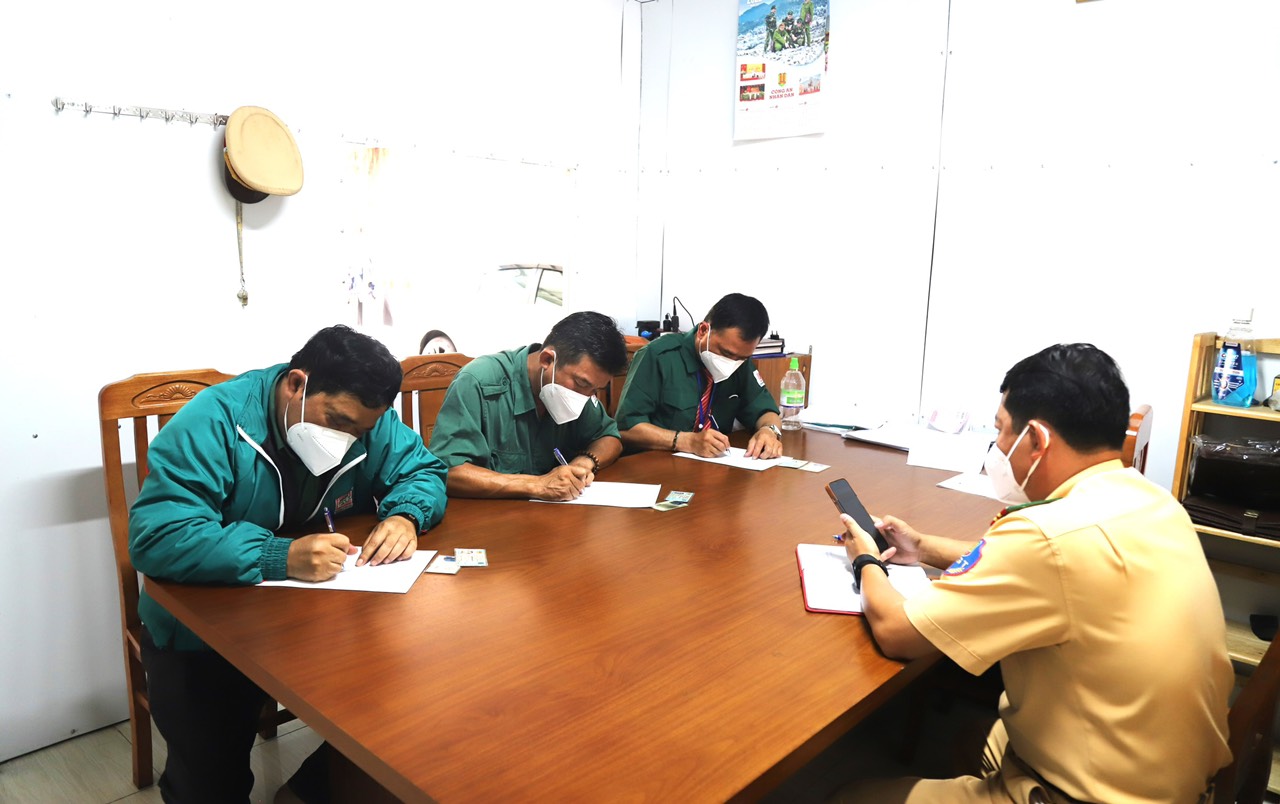 H&atilde;ng xe Phương Trang th&ocirc;ng tin g&igrave; về vụ vượt ẩu tr&ecirc;n Quốc lộ 20 g&acirc;y x&ocirc;n xao dư luận? - Ảnh 1.