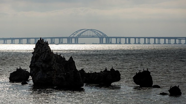 Ukraine đe dọa phá hủy cầu Crimea