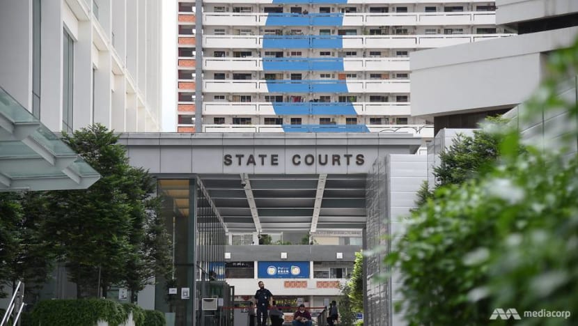 Gã trai đi tù vì quay trộm hàng xóm tắm ở Singapore
