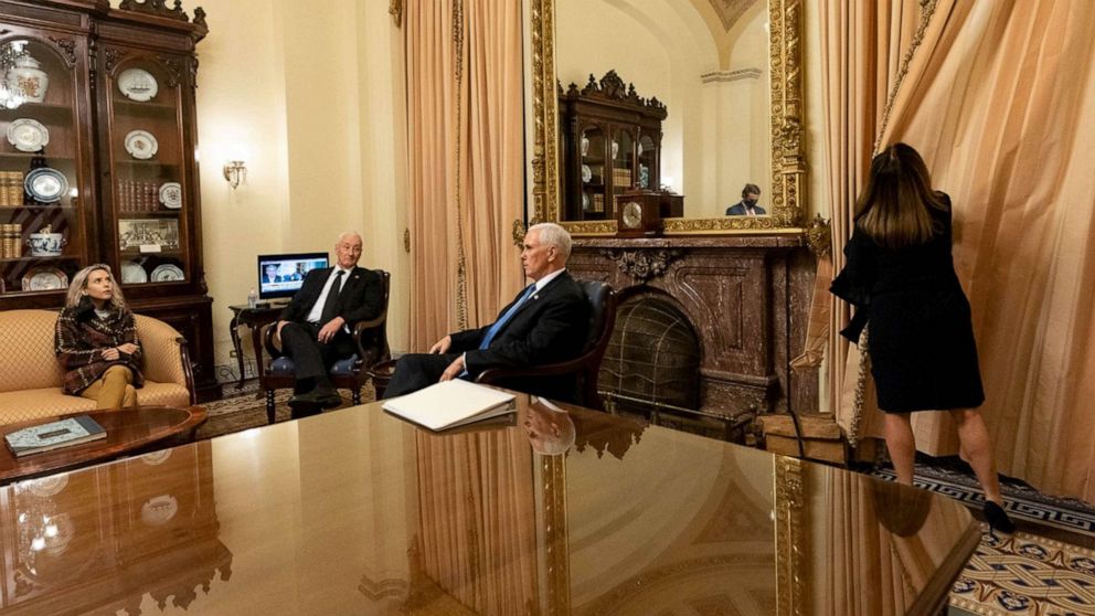 Ảnh "độc" về cựu Phó Tổng thống Mike Pence trong ngày bạo loạn