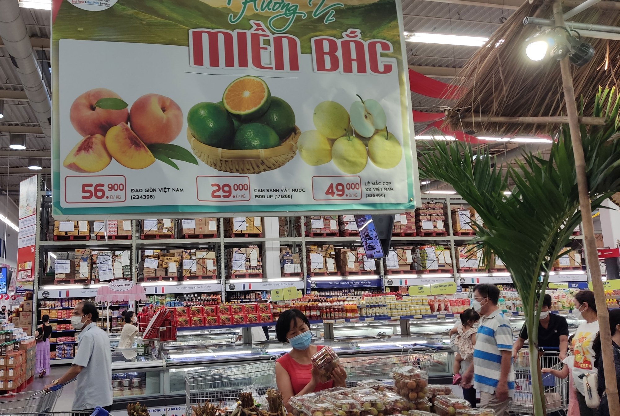 Trái cây nội chen chân vào cửa hàng cao cấp