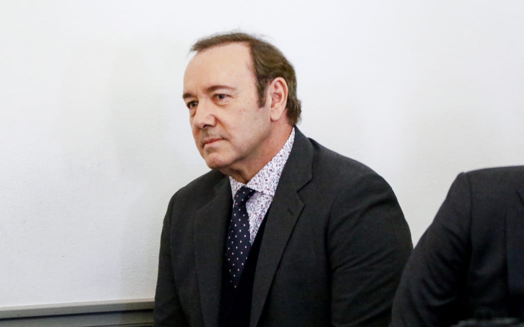 Kevin Spacey ra t&ograve;a ở Anh đối mặt tội t&igrave;nh dục - Ảnh 2.