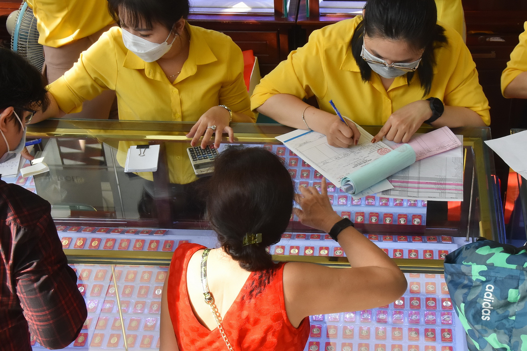 Gi&aacute; v&agrave;ng h&ocirc;m nay 16-6: V&agrave;ng SJC v&agrave; v&agrave;ng nhẫn c&ugrave;ng dắt tay đi l&ecirc;n - Ảnh 1.