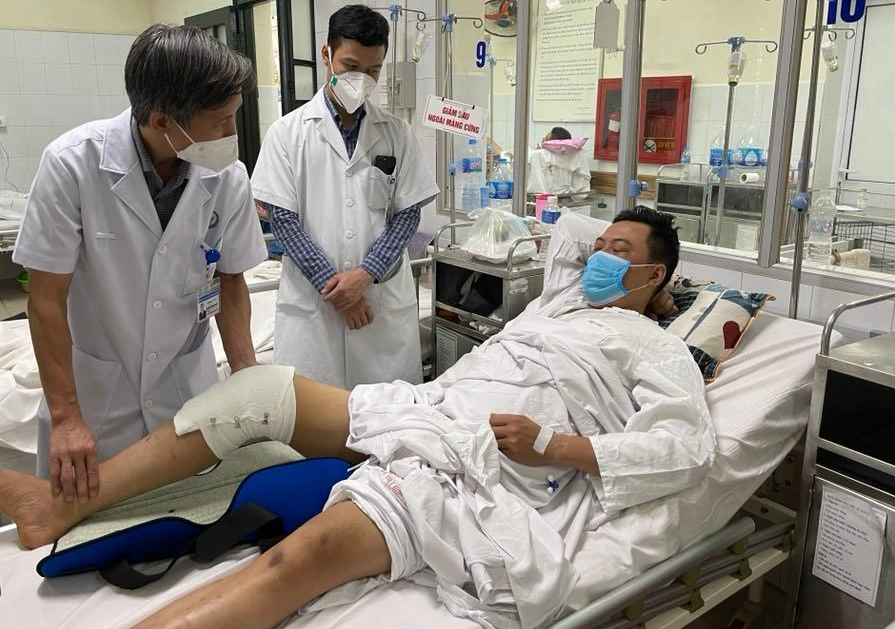 Nam thanh niên chấn thương nặng sau tiếng kêu "tách" trong pha tiếp đất khi chơi bóng đá