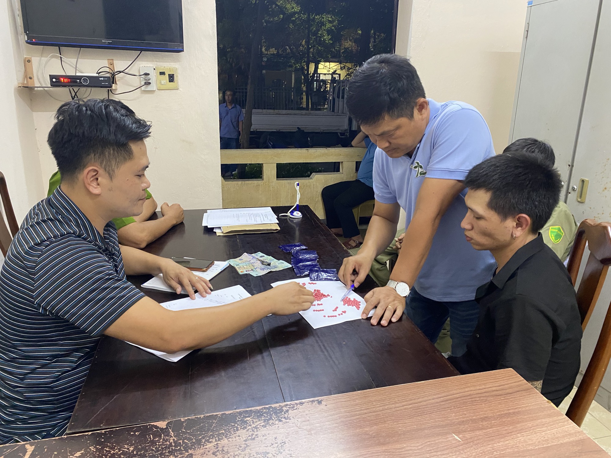 Bắt đối tượng thủ "hàng nóng", tàng trữ gần 1.000 viên ma túy