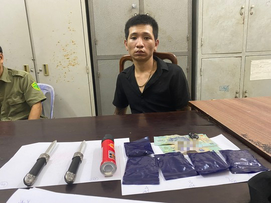 Bắt đối tượng thủ h&agrave;ng n&oacute;ng, t&agrave;ng trữ gần 1.000 vi&ecirc;n ma t&uacute;y - Ảnh 1.
