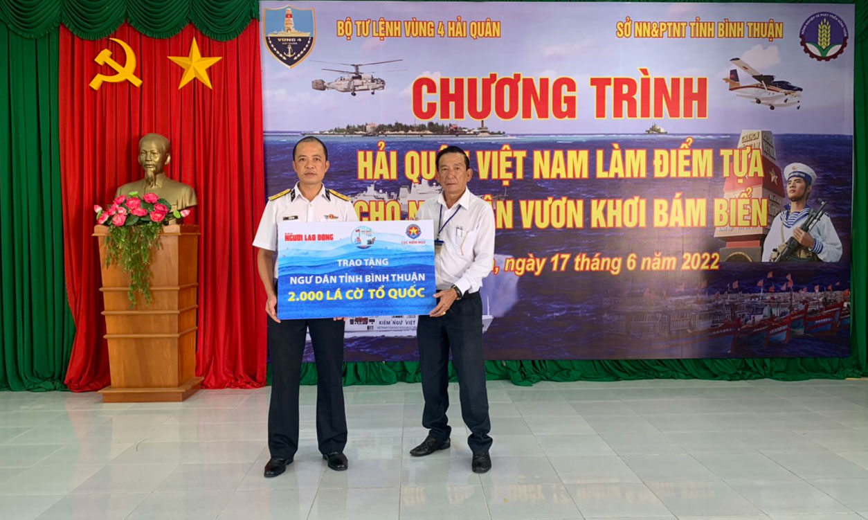 Trao cờ Tổ quốc cho ngư d&acirc;n Phan Thiết - Ảnh 1.