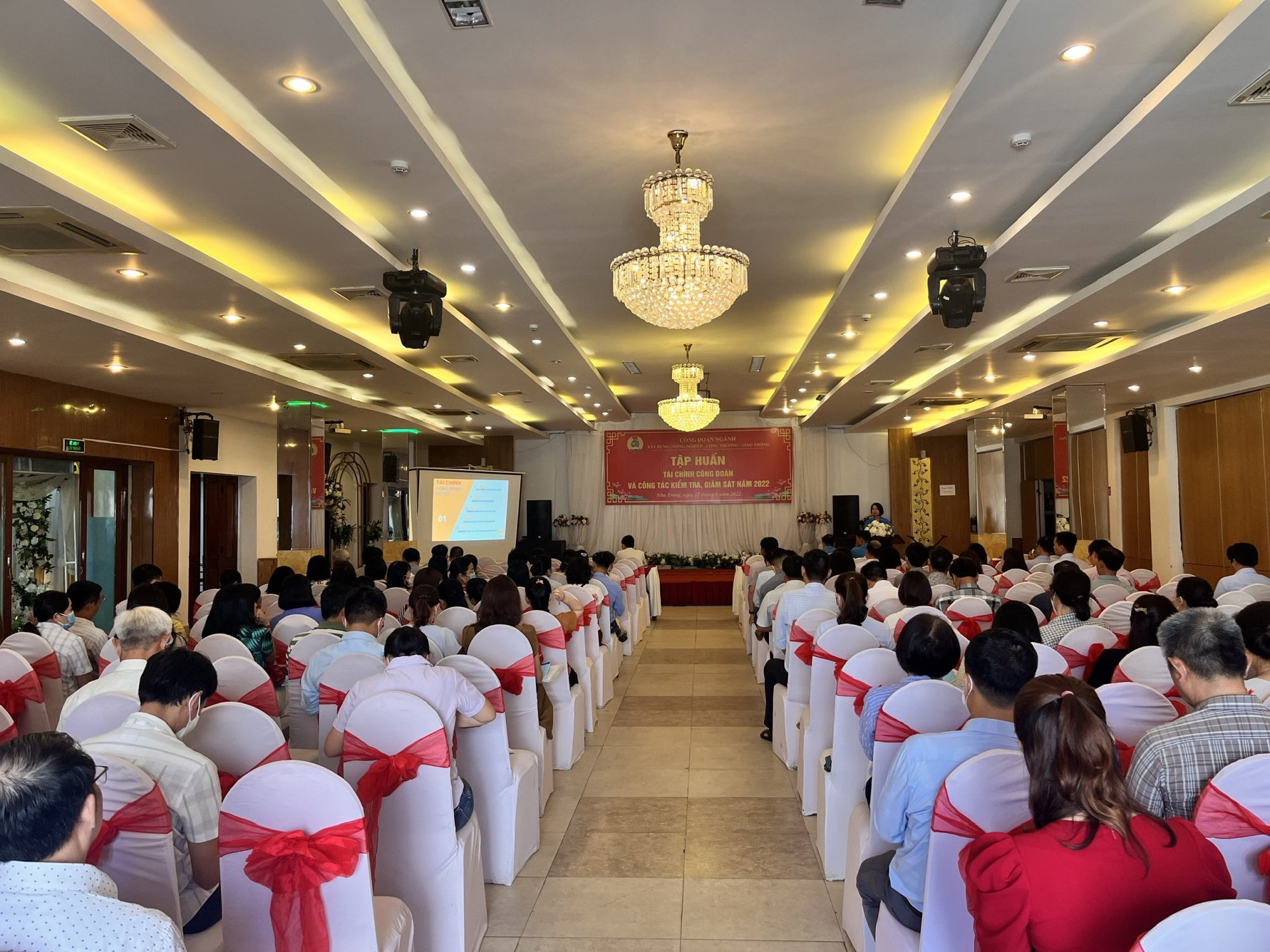 Khánh Hòa: Bồi dưỡng nghiệp vụ cho cán bộ Công đoàn - Ảnh 2.