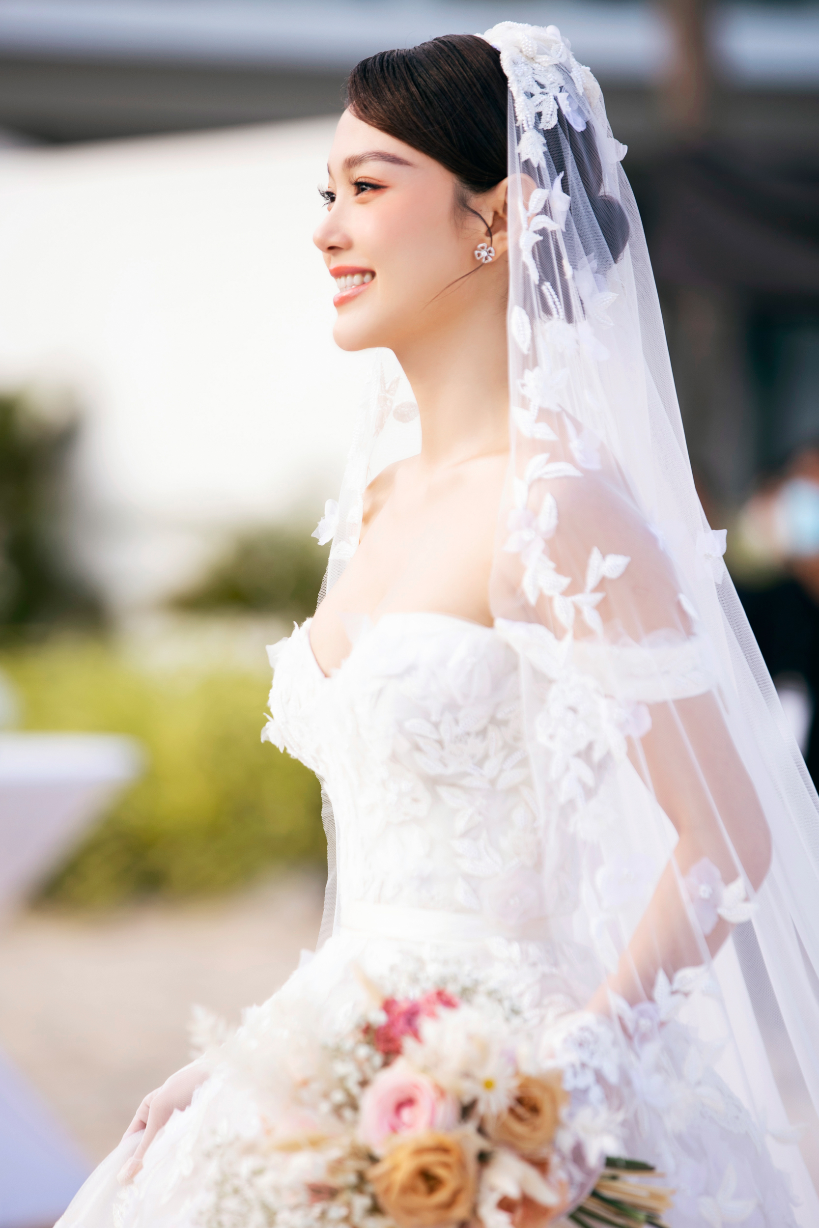 Minh Hằng rạng ngời trong ngày cưới, Diệu Nhi bắt được hoa - Ảnh 1.