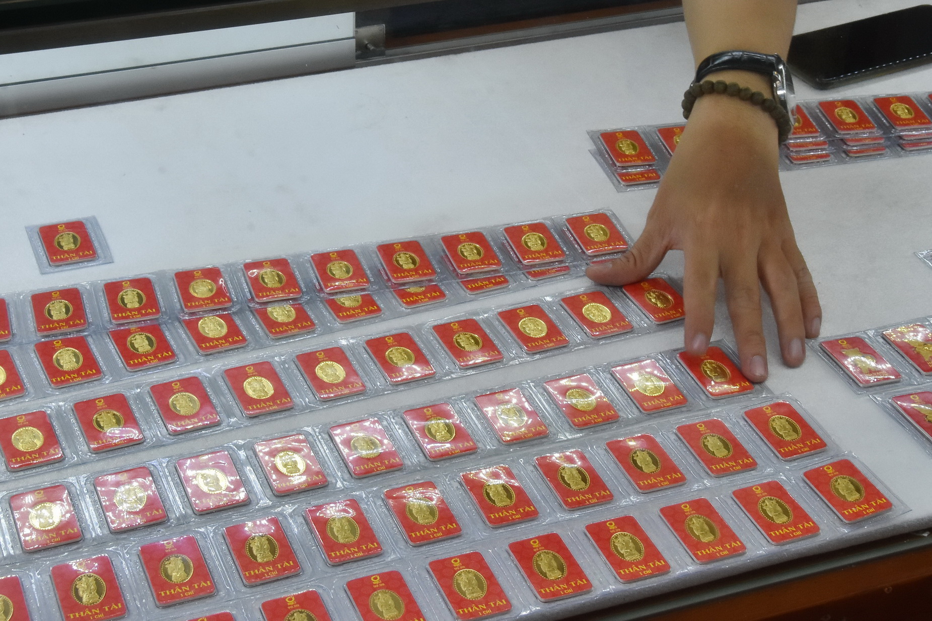 Gi&aacute; v&agrave;ng h&ocirc;m nay 18-6: Lao xuống do USD tăng gi&aacute; trở lại - Ảnh 1.