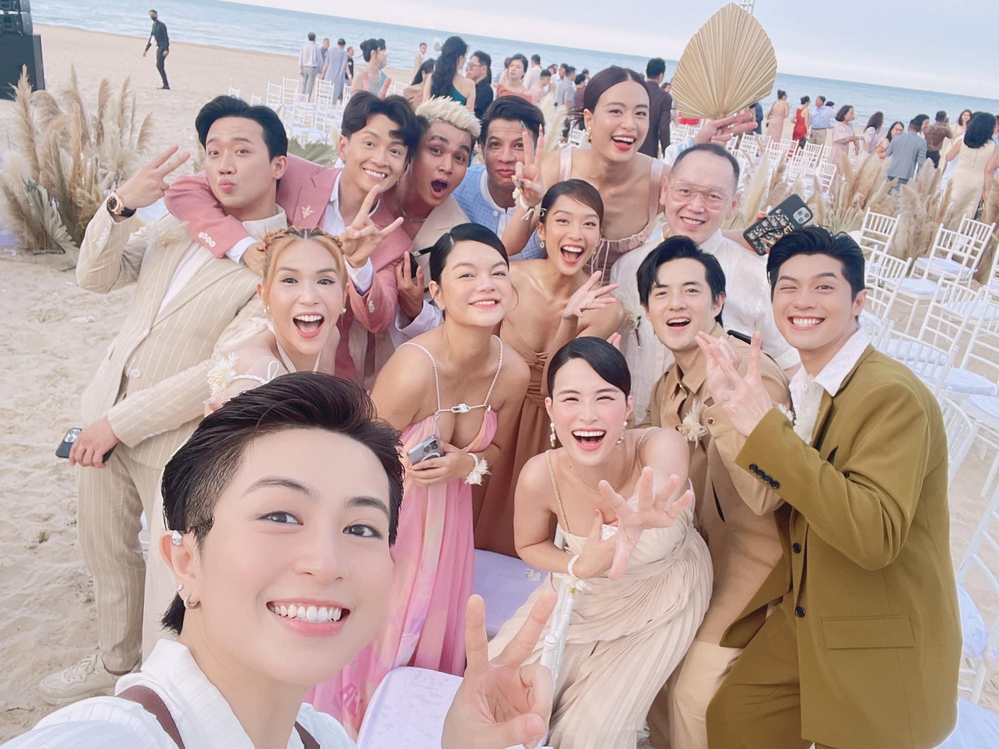 Minh Hằng rạng ngời trong ngày cưới, Diệu Nhi bắt được hoa - Ảnh 2.